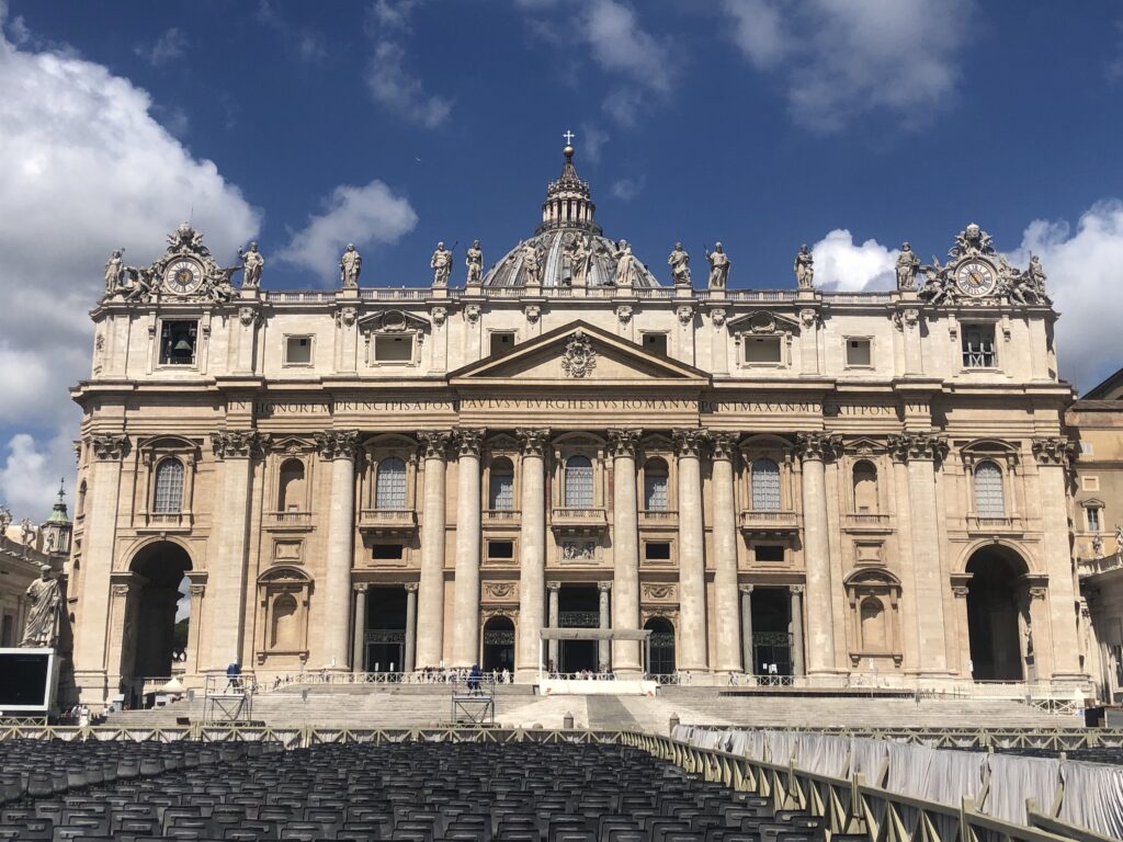 Niezwykły pomnik geniuszu Michała Anioła, Berniniego, Bramantego, Rafaela, Maderny i innych.