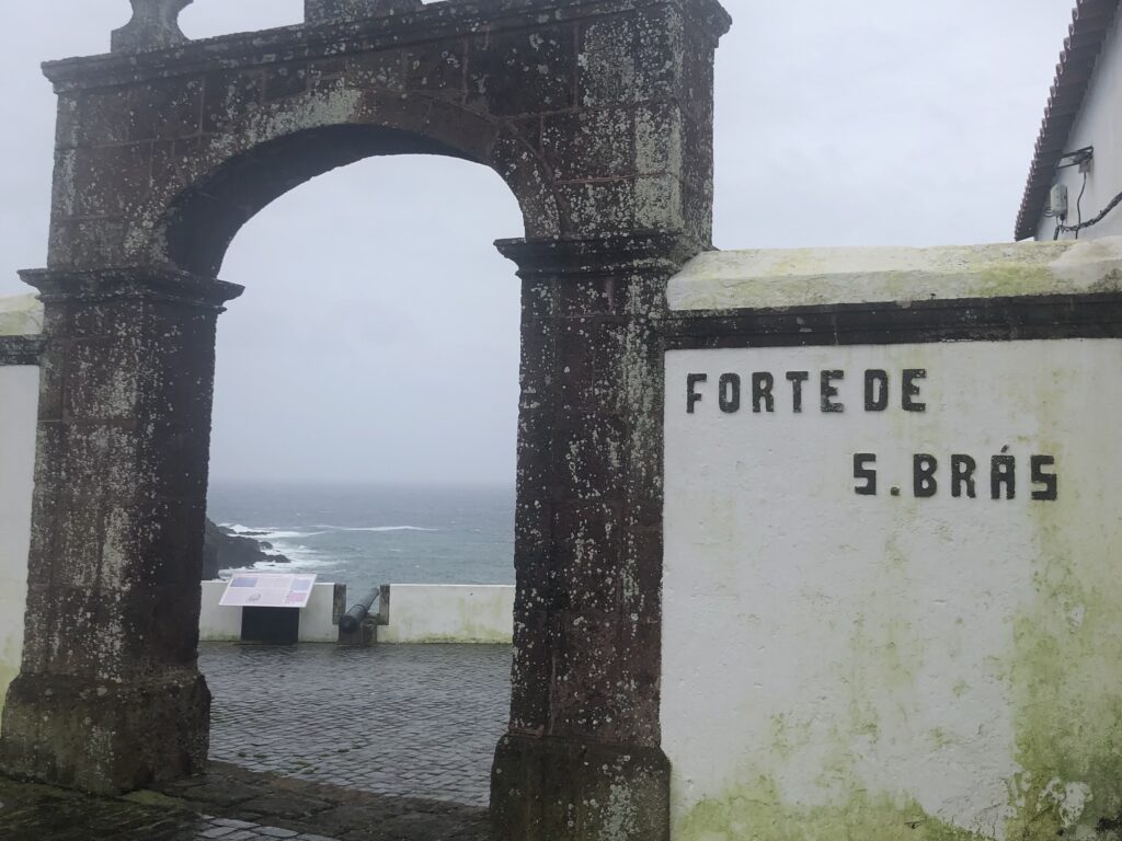 Fort Sao Bras - chroniący Vila do Porto przed najazdami piratów
