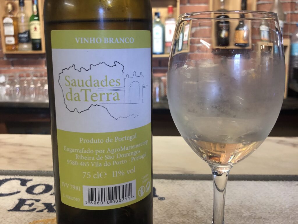 Wino z Azorów. Vinho Branco z Santa Marii - na etykiecie kontur wyspy i Fort Sao Bras